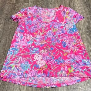 NWT Lilly Pulitzer Etta V-Neck T in Shell Me Something Good